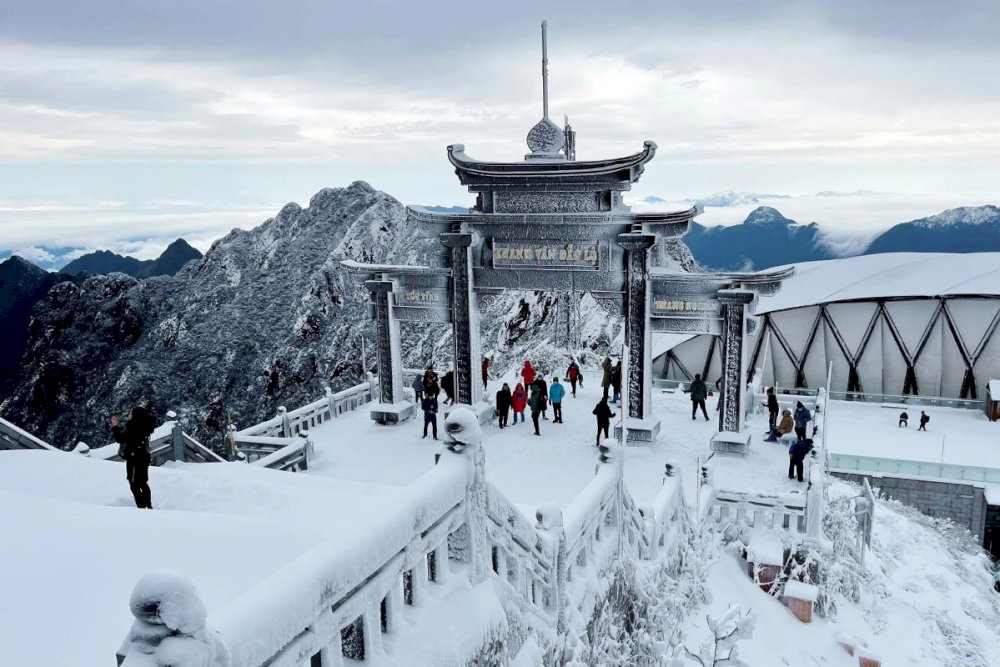 Heaven's Gate Sapa is the best sunrise viewing spot in the Northwest, with endless white clouds spreading below